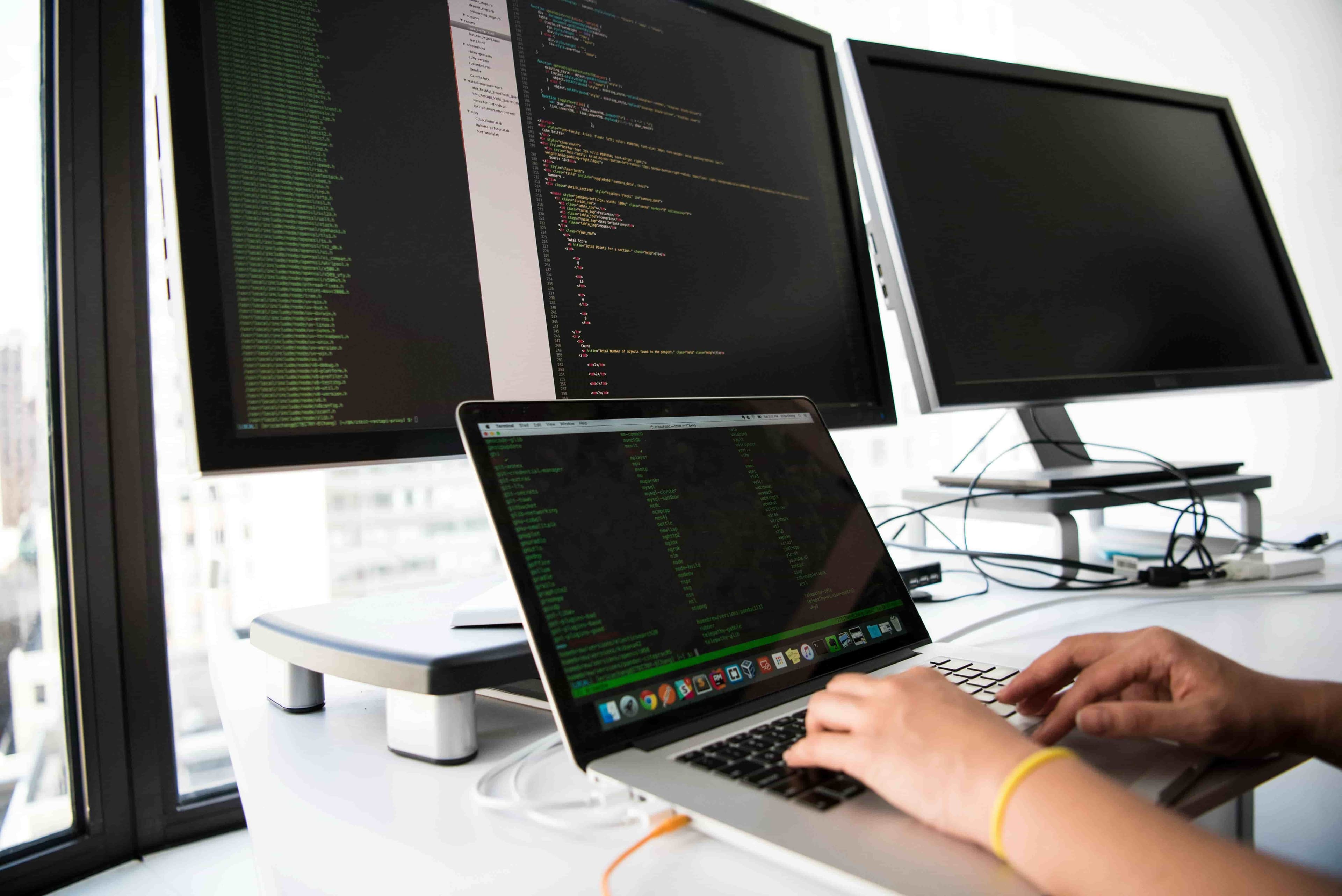 Kim jest back-end developer? Zawód przyszłości w IT