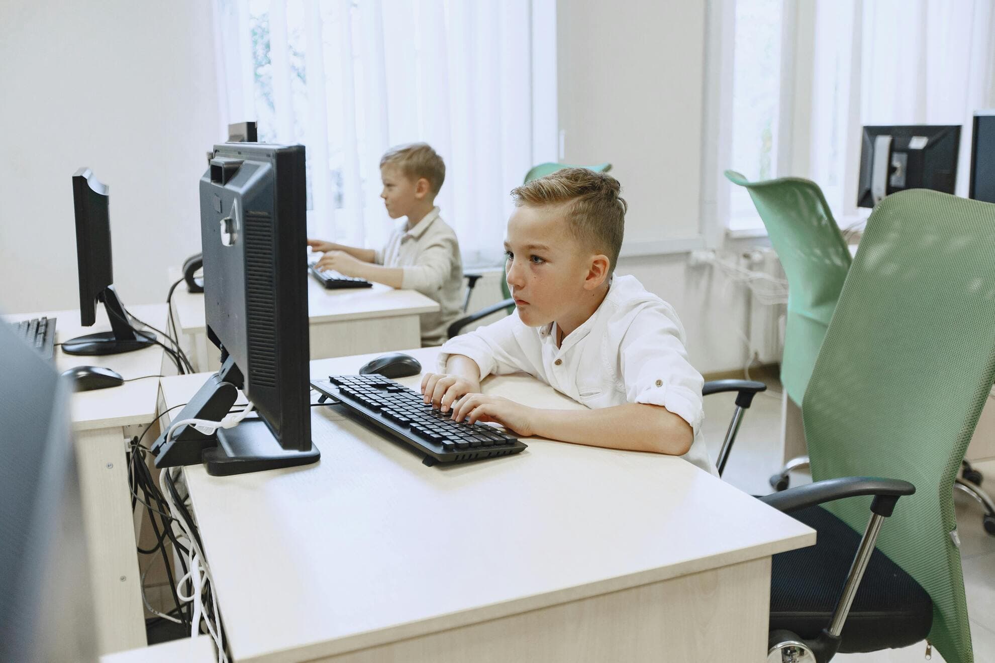 Czy sztuczna inteligencja rozleniwia dzieci? Fakty i mity o AI w edukacji