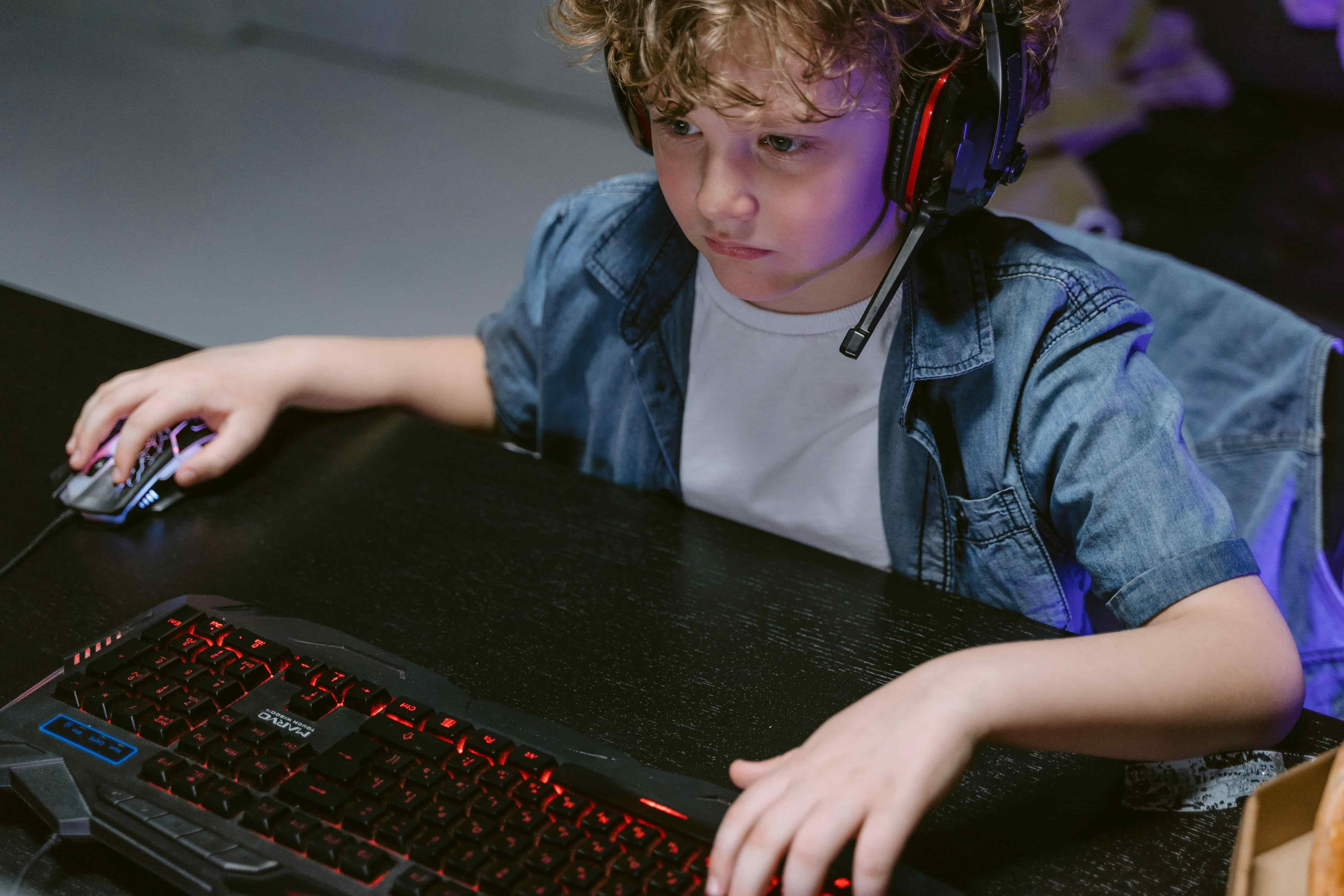 Nie tylko kod. Jakie role (poza programistą) są potrzebne, by stworzyć grę? (Game Designer, Grafik 3D, Tester)